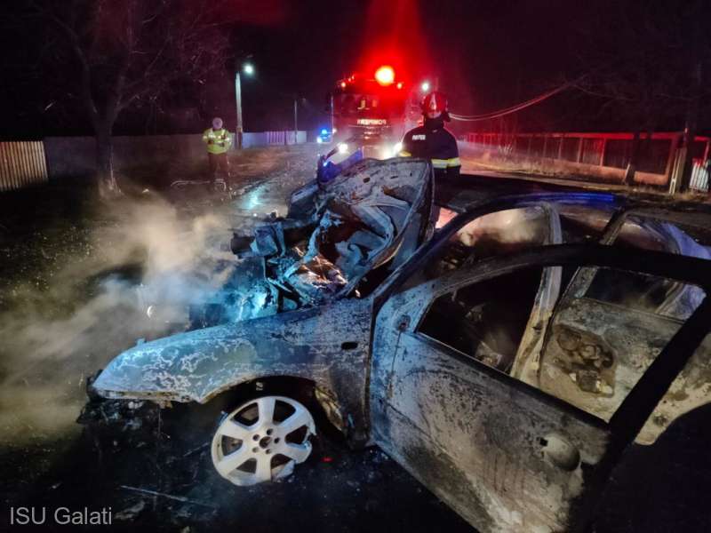 O tânără de 21 de ani a fost salvată în ultima clipă dintr-o mașină în flăcări. ISU Galați: Autoturismul a ars 100%