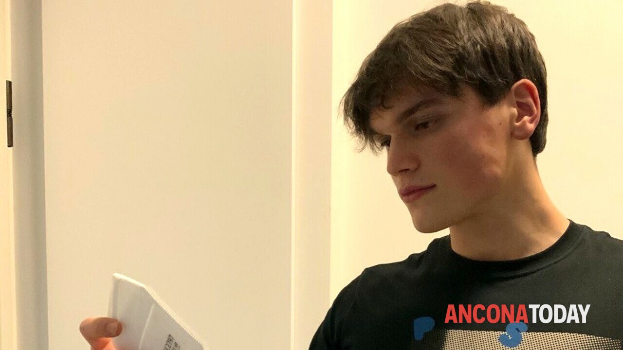 Un român de 19 ani, student în Italia, a inventat masca facială inteligentă, care își schimbă culoarea când nu mai filtrează aerul
