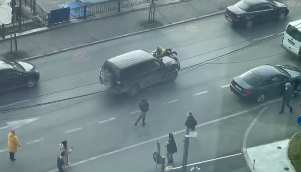 Șoferul care a agresat un biciclist în trafic în București a fost reținut