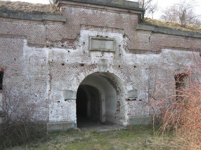 Istoria Bucureștiului e de vânzare. Pe piața imobiliară a apărut, bizar, un fort de pe șoseaua de centură, construit de Regele Carol I