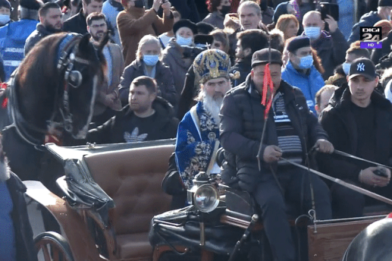 Imagini virale cu ÎPS Teodosie, ținut în brațe de un preot, în caleașcă, la procesiunea de Bobotează