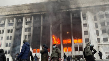 Clădire incendiată în Kazahstan.