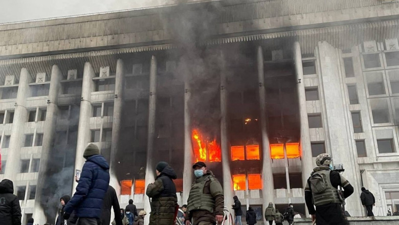Clădire incendiată în Kazahstan.