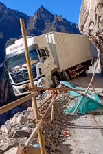 Truck dangles from 330ft cliff after GPS takes him on narrow mountain road in China