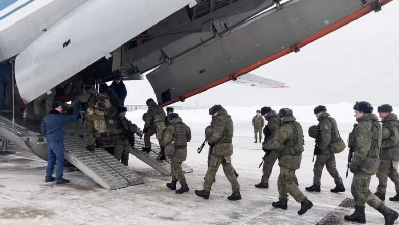 soldati rusi urcati in avion