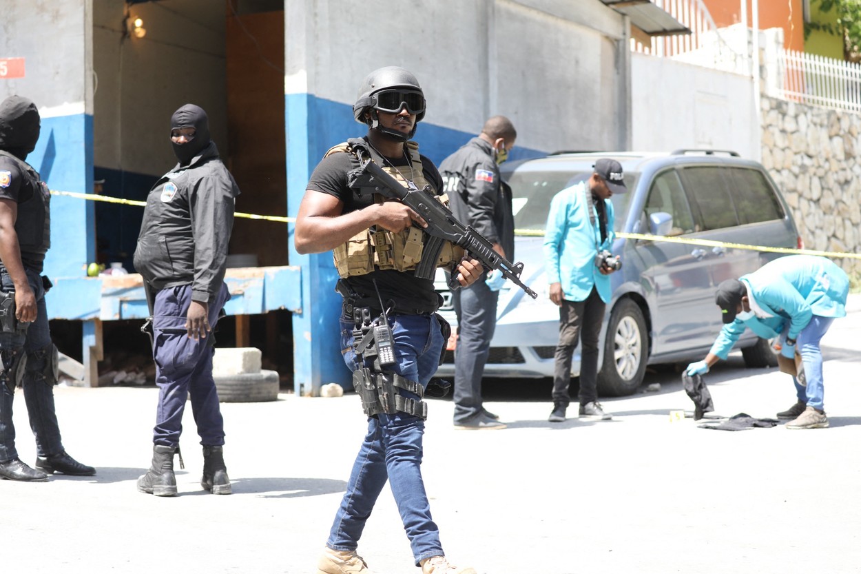 Doi jurnaliști au fost arși de vii de o bandă, în Haiti