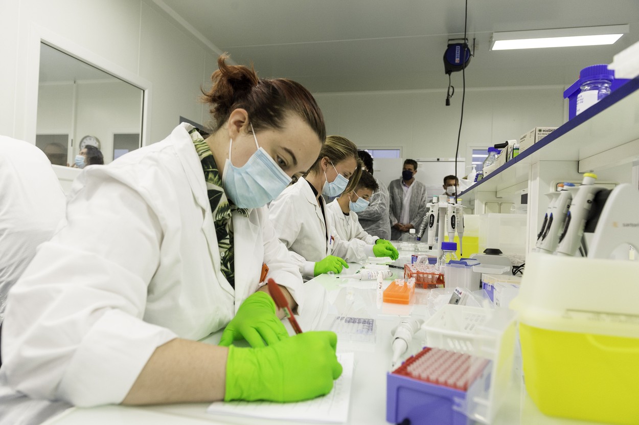 „A fost ca un uragan”. Cum se vede pandemia din interiorul unui laborator care produce teste COVID-19 în Franța
