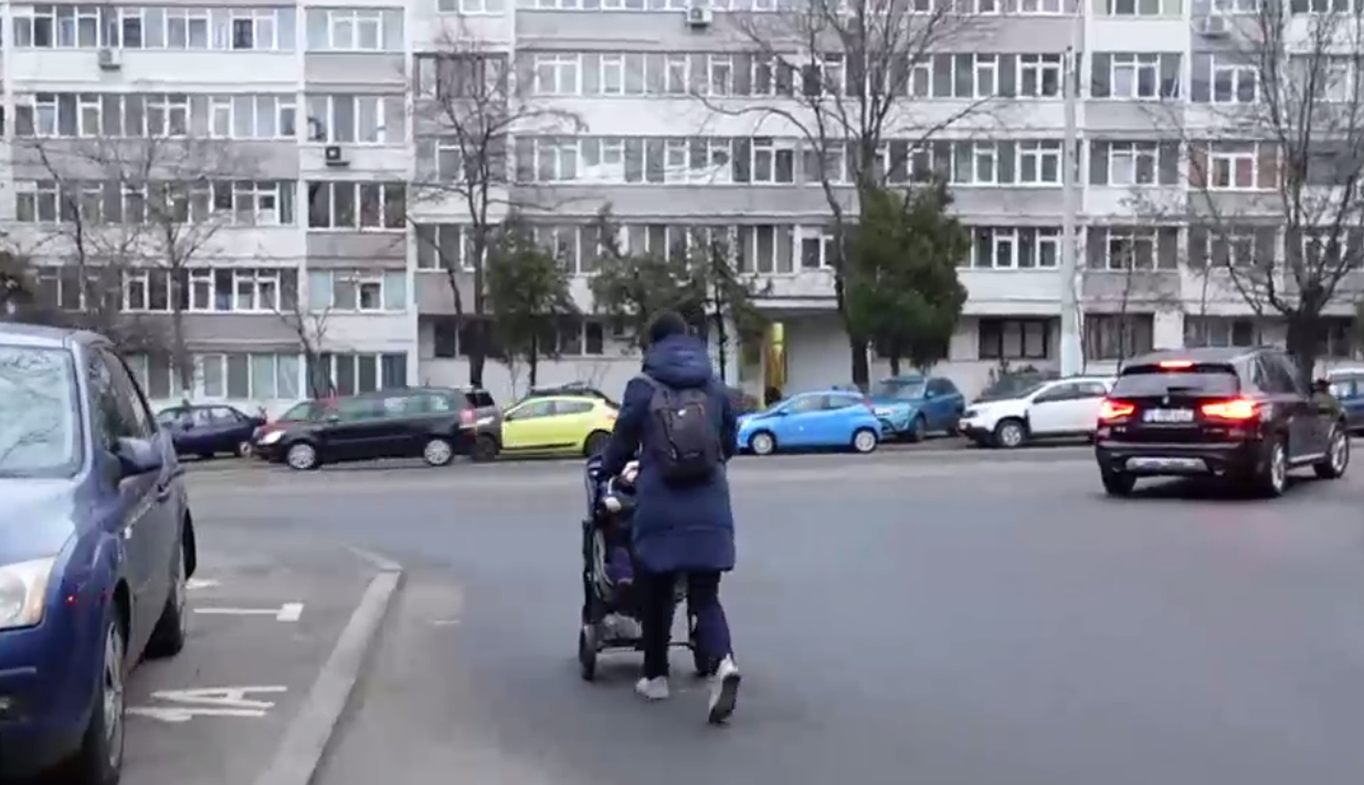 Edilii din București au făcut locuri de parcare pe trotuare. Pietonii, obligați să circule printre mașini