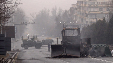 Militari și mașini pe o stradă din Almatî.