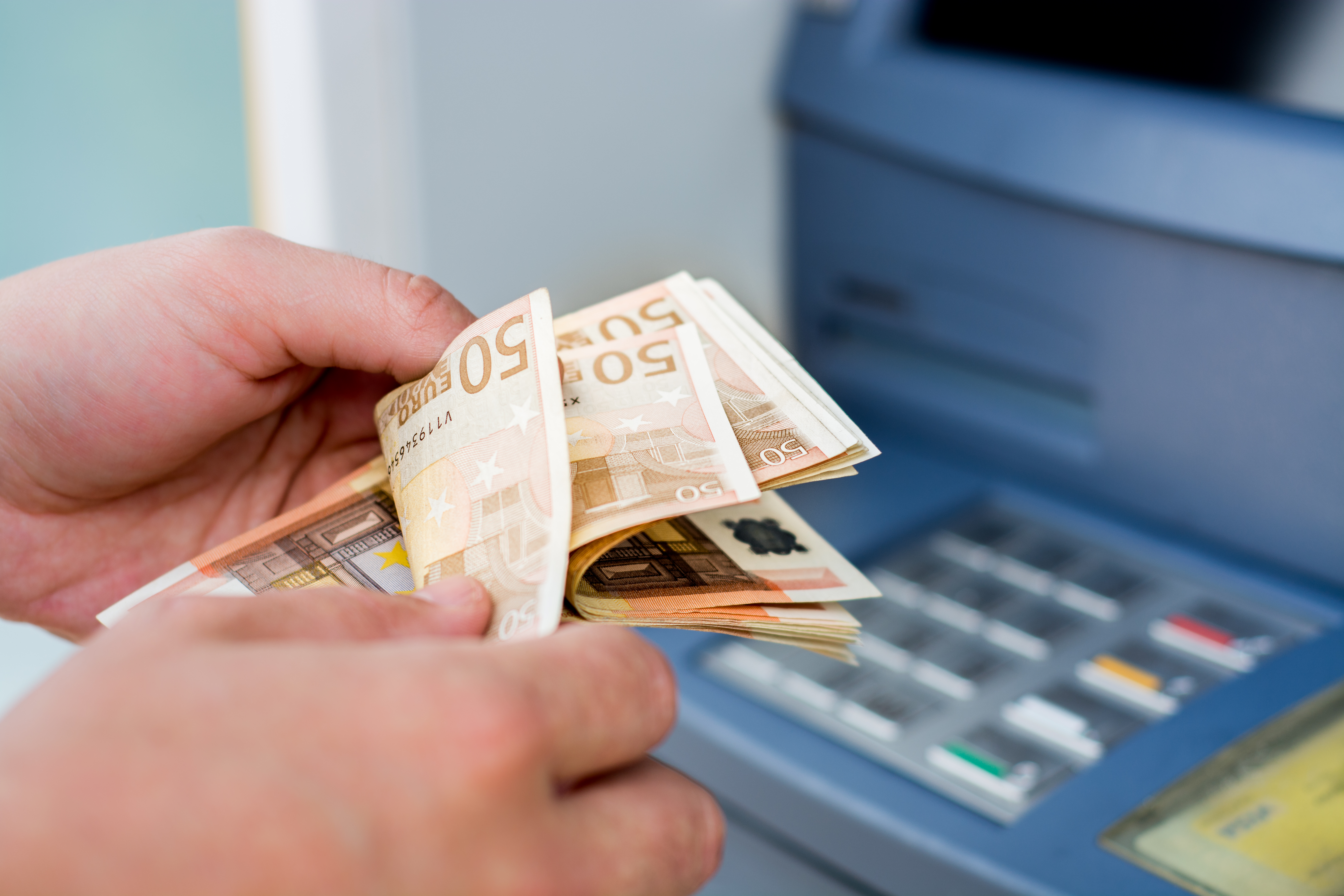 Haos la un bancomat care a început să dea "bani gratis". Cât primeau cei care s-au îmbulzit să profite de situație