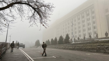 Soldat pe străzile din Almatî