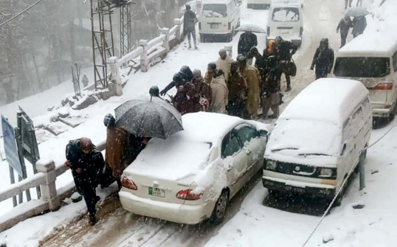 Mașini blocate în zăpadă în Pakistan