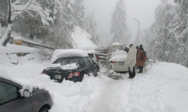 mașini înzăpezite în Pakistan