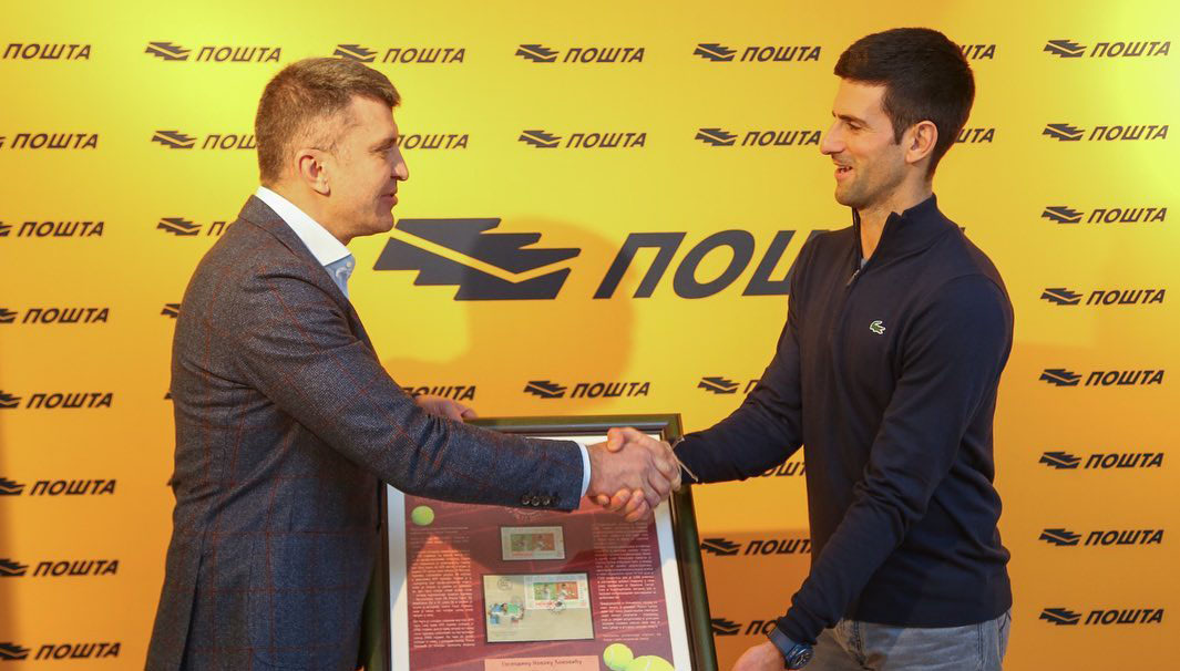 Djokovic susține că a fost depistat cu COVID pe 16 decembrie 2021. În aceeași zi, el participa fără mască la un eveniment în cinstea sa