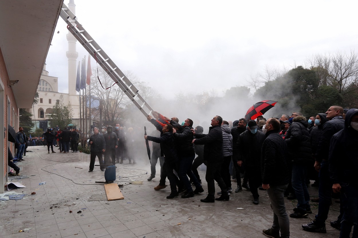 Scene de adevărat război la sediul unui partid din Albania. Ambasadele SUA și ale unor state europene sunt îngrijorate