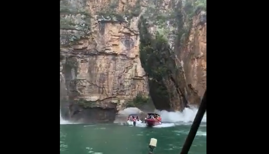 VIDEO Momentul în care un fragment uriaş de stâncă se prăbuşește peste şalupe cu turişti, în Brazilia. Un mort și 15 răniți