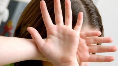 copil abuz fetita isi protejeaza fata cu mainile