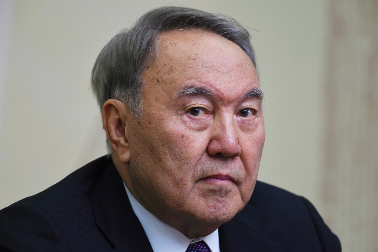 Nursultan Nazarbaev, considerat „părintele” Kazahstanului, cere susținerea actualului președinte și dă asigurări că este în țară