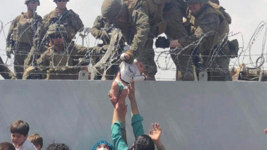 bebelus dat peste gard soldatilor in aeroportul din afganistan