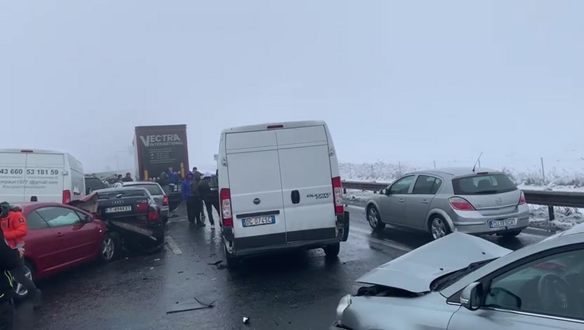 Circulație dificilă, în condiții de iarnă. Tamponare în lanț pe A1 și trenuri întârziate din cauza copacilor căzuți pe linii