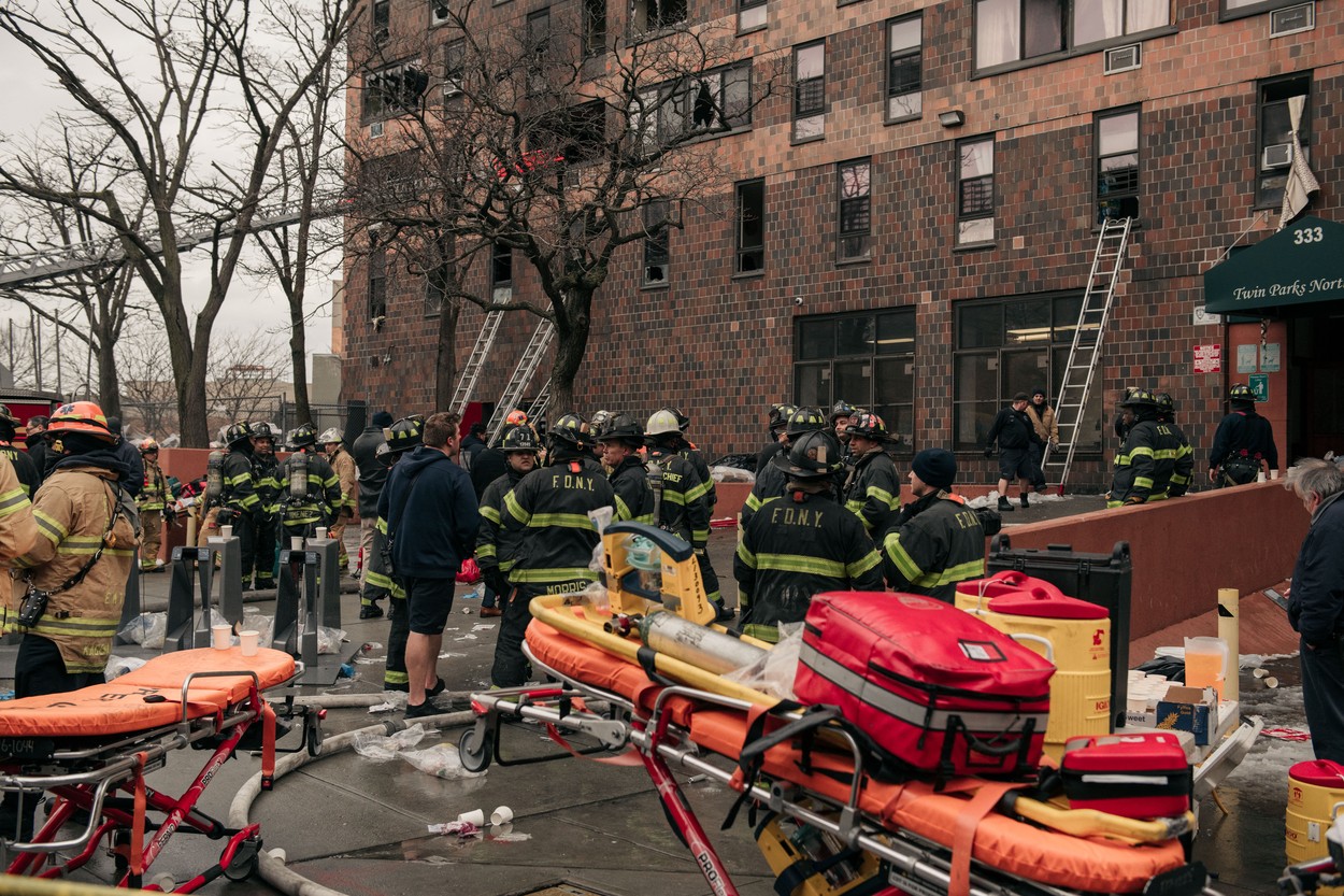 Incendiu uriaș într-o clădire din New York, soldat cu 19 morți și 63 de răniți. 9 dintre victime sunt copii