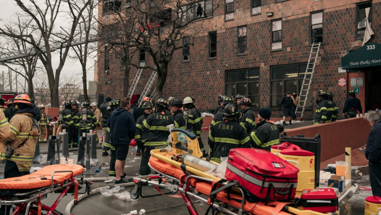 Pompierii au intevenit la un incendiu de amploare în New York, soldat cu 19 morți.