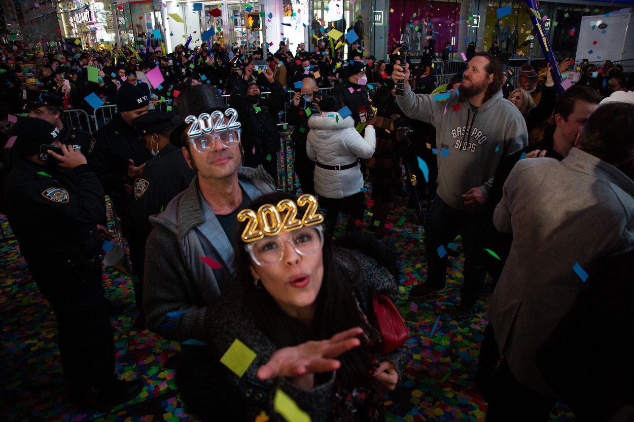 Spectacol de lumină și culoare la New York. Oamenii au sărbătorit din nou Revelionul în Times Square, după un an de pauză