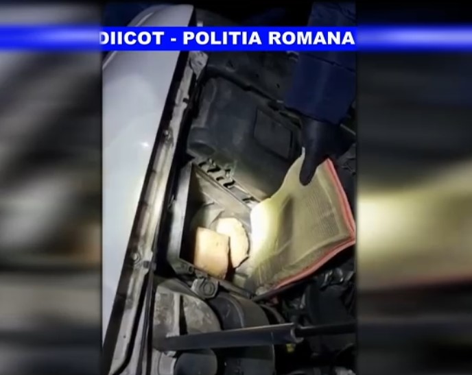 Captură record de droguri în noaptea de Revelion. Polițiștii ieșeni au descoperit susbstanţele interzise ascunse în motorul unei mașini
