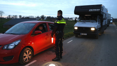 politia olandeza verifica masini