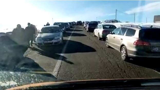 VIDEO. Drumul către Rânca s-a blocat, iar pe Valea Prahovei se circulă bară la bară