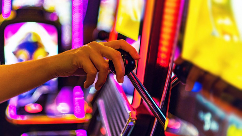 o femeie joaca la un aparat de tip slot-machine