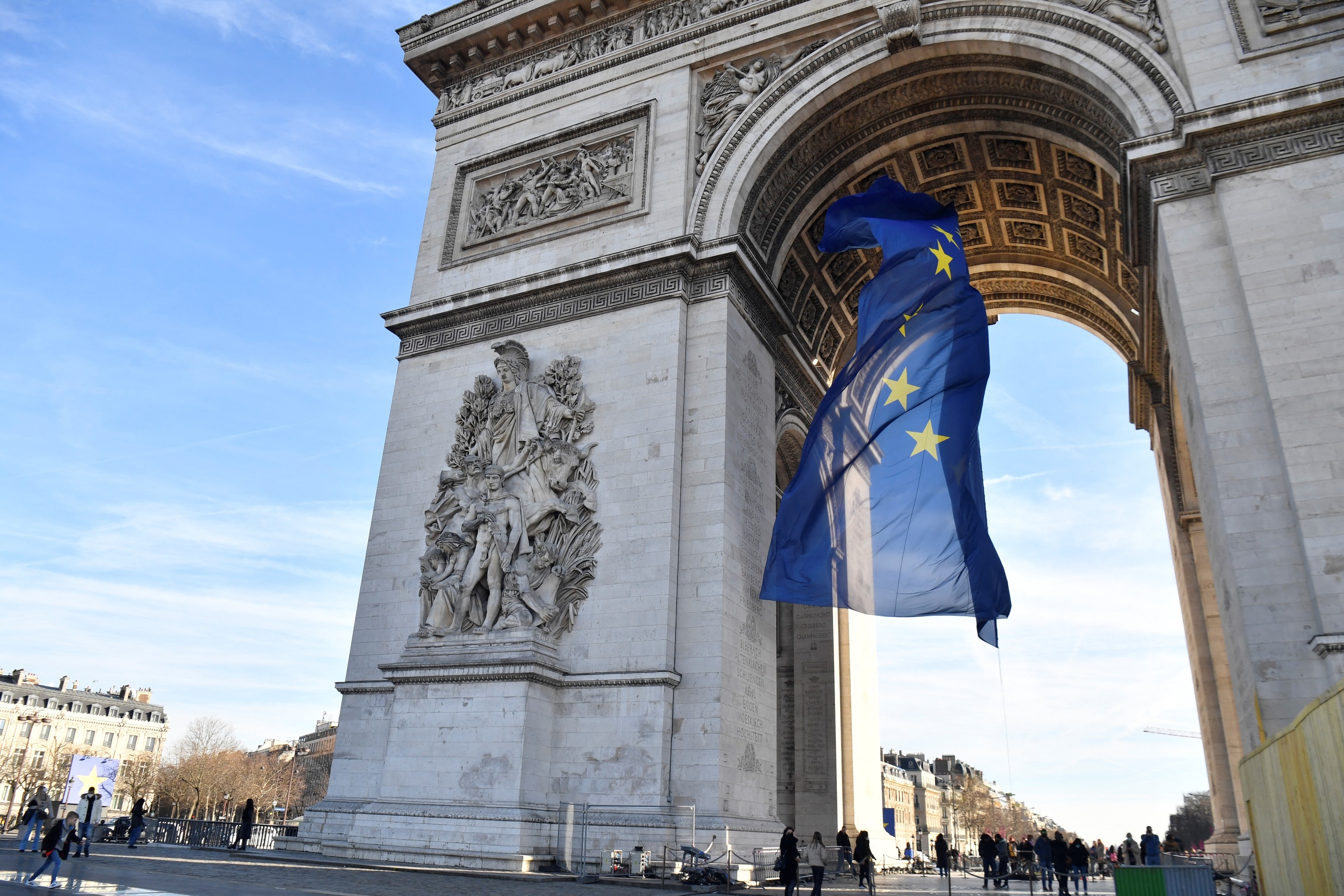 Steagul UE, dat jos de pe Arcul de Triumf din Paris, după protestele extremiştilor de dreapta