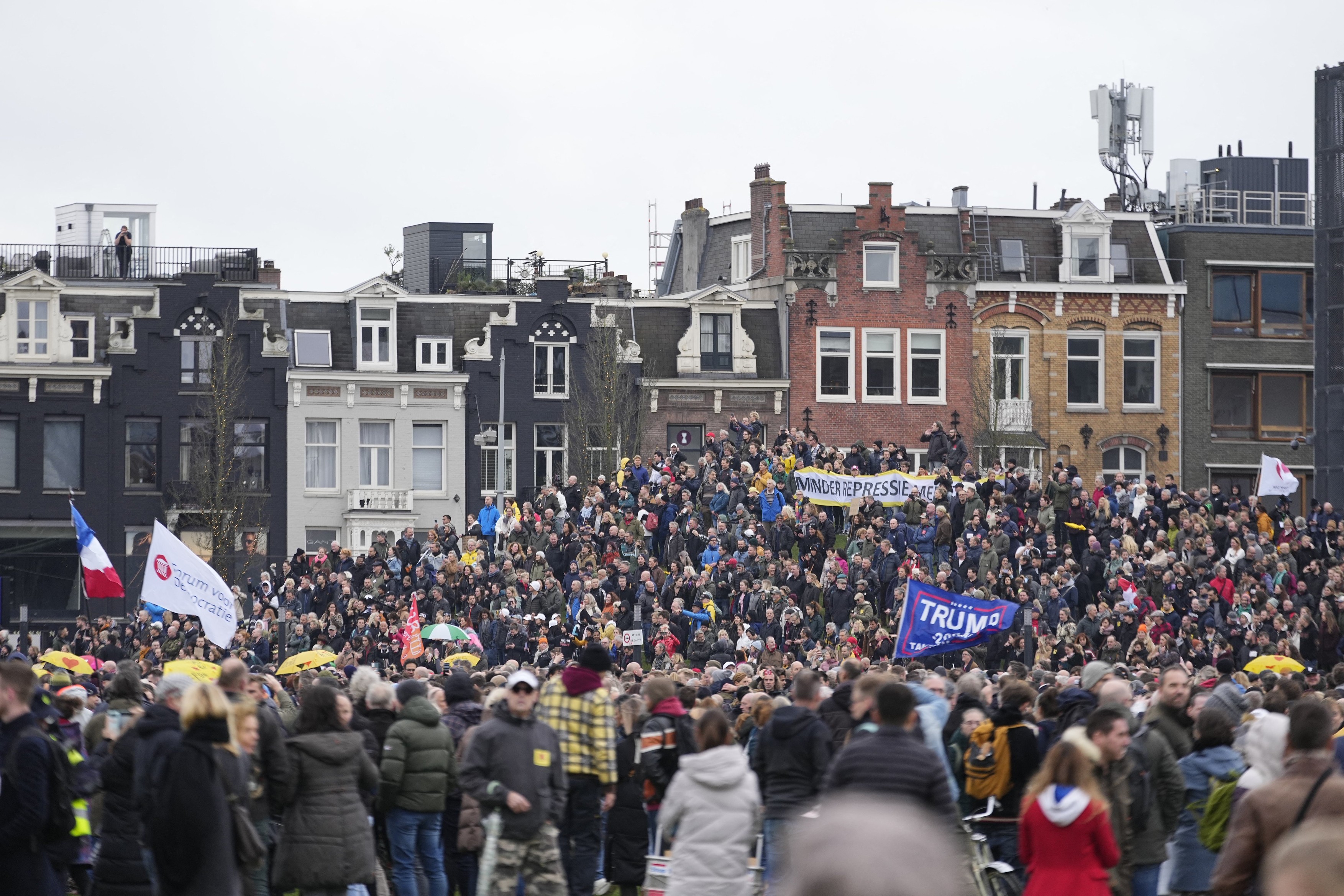 Mii de oameni protestează la Amsterdam împotriva restricțiilor anti-Covid. Poliția a intervenit în forță