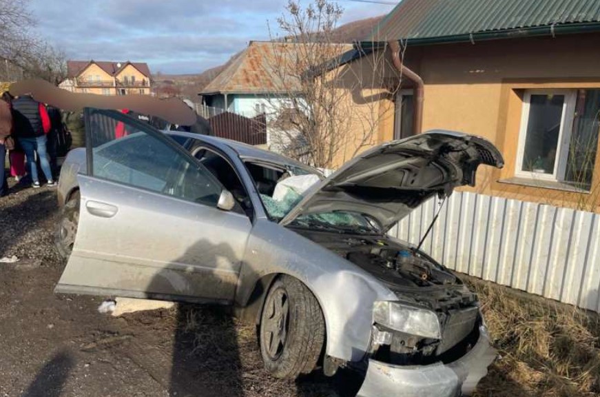 Un tânăr de 17 ani a intrat cu mașina în doi pietoni și a fugit de la locul accidentului