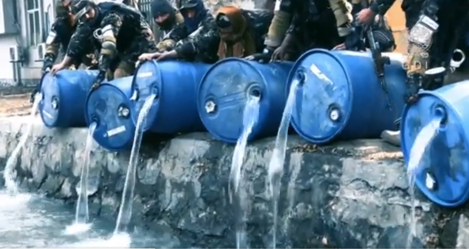 Talibanii au aruncat 3.000 de litri de alcool într-un canal din Kabul și au distribuit imaginile pe internet