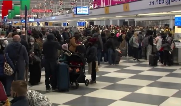 Haos pe aeroporturile din SUA. Mii de curse aeriene sunt anulate, sunt pasageri care nu au ajuns acasă nici după 4 zile de așteptare