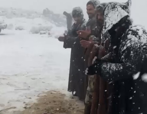 Videoclip viral după ce în Arabia Saudită a nins abundent. Mai mulți bărbați au cântat și au dansat în zăpadă