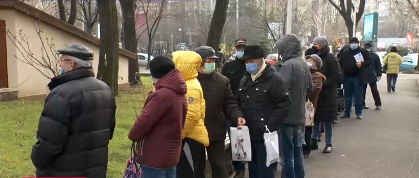 Cozi uriașe la taxe și impozite Sector 6. Oamenii au fost revoltați de taxa de parcare, de 10 ori mai mare: "Sunt doar 2 metri pătrați"