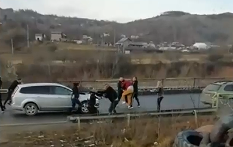 VIDEO Încă o bătaie în trafic pe Valea Prahovei. Trei șoferi s-au încăierat pentru că unul nu ar fi dat prioritate