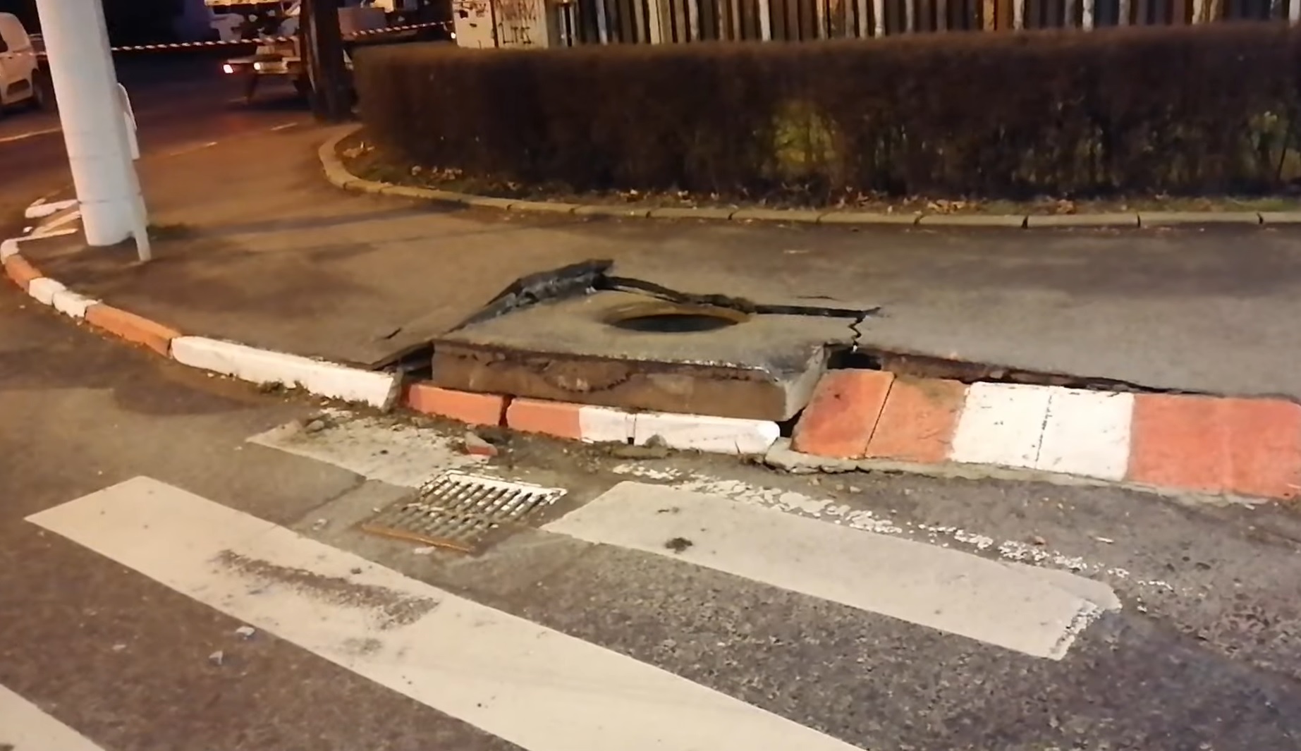 Explozii puternice urmate de incendii au proiectat în aer capace ale canalizării din Sibiu. Pompierii și poliția au intervenit