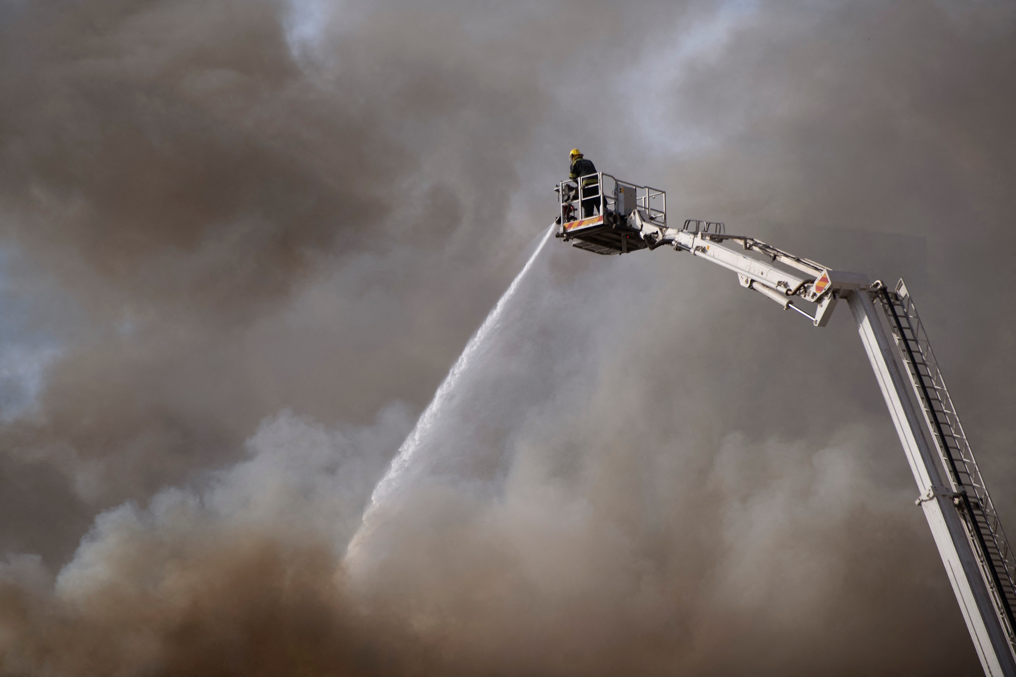 Incendiul de la Parlamentul sud-african a reizbucnit, după ce pompierii au spus că este sub control