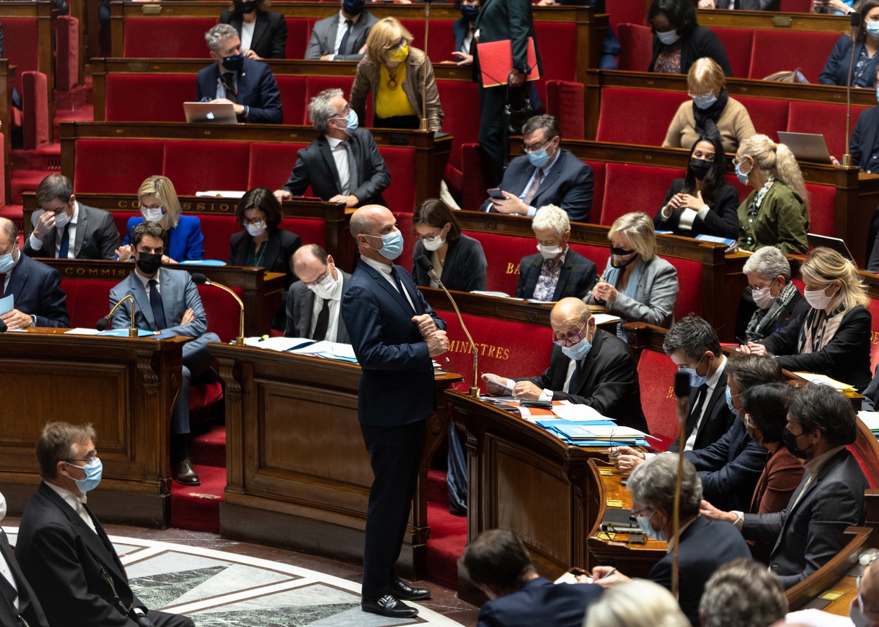 Zeci de parlamentari francezi amenințați cu moartea, înaintea unui vot care permite doar vaccinaților acces la unele activități
