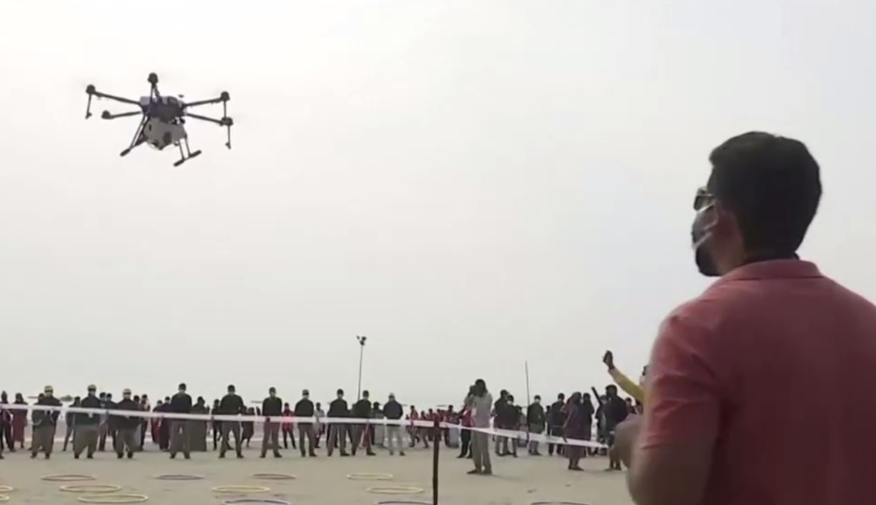 VIDEO. Binecuvântare cu ajutorul tehnologiei. O dronă a stropit cu apă din Gange pelerinii adunați pentru o sărbătoare