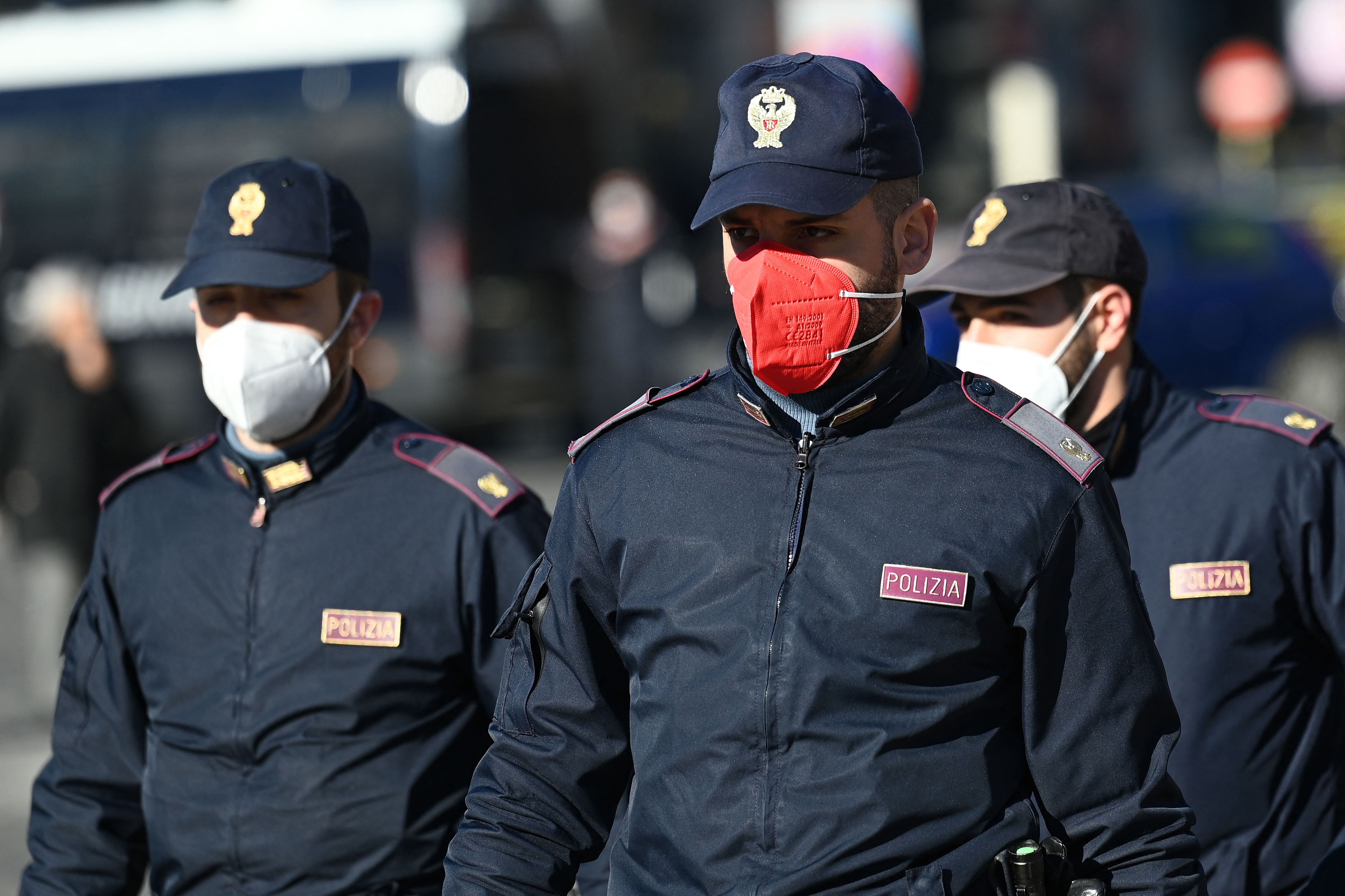 Polițiștii italieni, revoltați că trebuie să poarte măști de protecție roz: Este o culoare nepotrivită. Ne afectează reputația