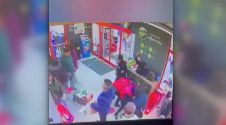 VIDEO. Scandal într-un supermarket din Buzău. Un bărbat s-a luat la bătaie cu paznicii care i-au cerut să poarte mască