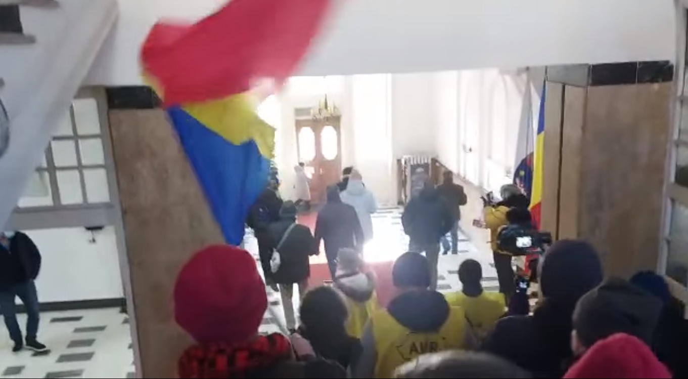 Fritz: O bandă de membri și simpatizanți AUR au pătruns prin forță în Primăria Timișoara. Reacția lui George Simion