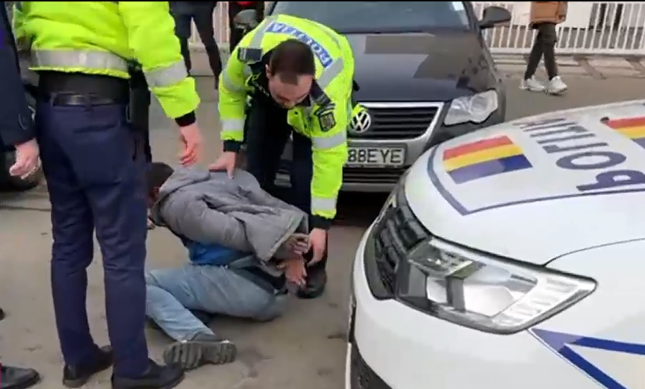 VIDEO. Scene violente în trafic, la câțiva pași de o secție de poliție din Timișoara