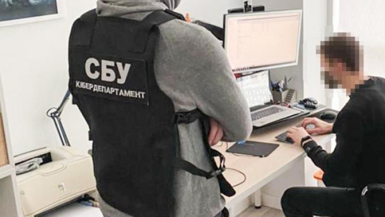 agenti sbu ucraineni cu vesta de protectie, la calculator