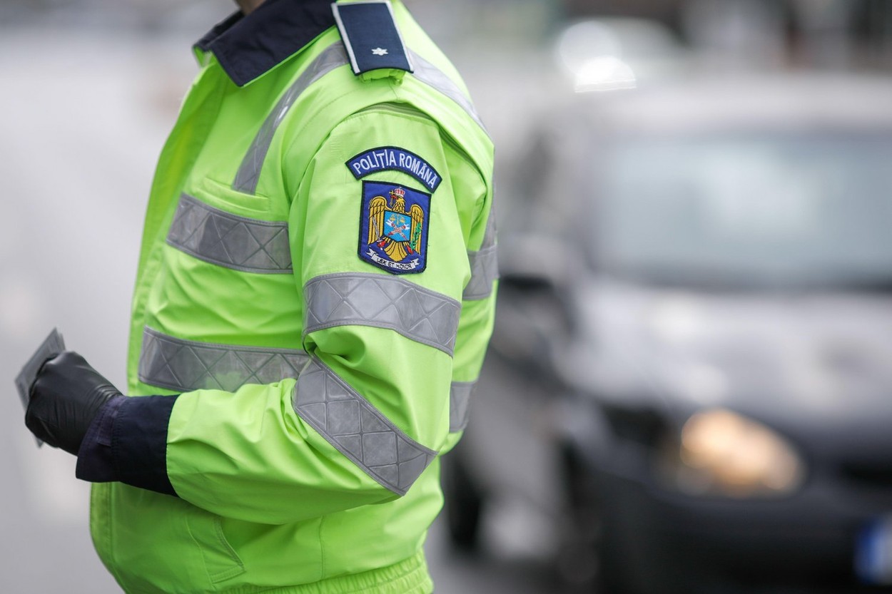 Polițistul-problemă din Buzău a fost reținut pentru 24 de ore, după ce s-a întâlnit cu o prostituată și a provocat un accident