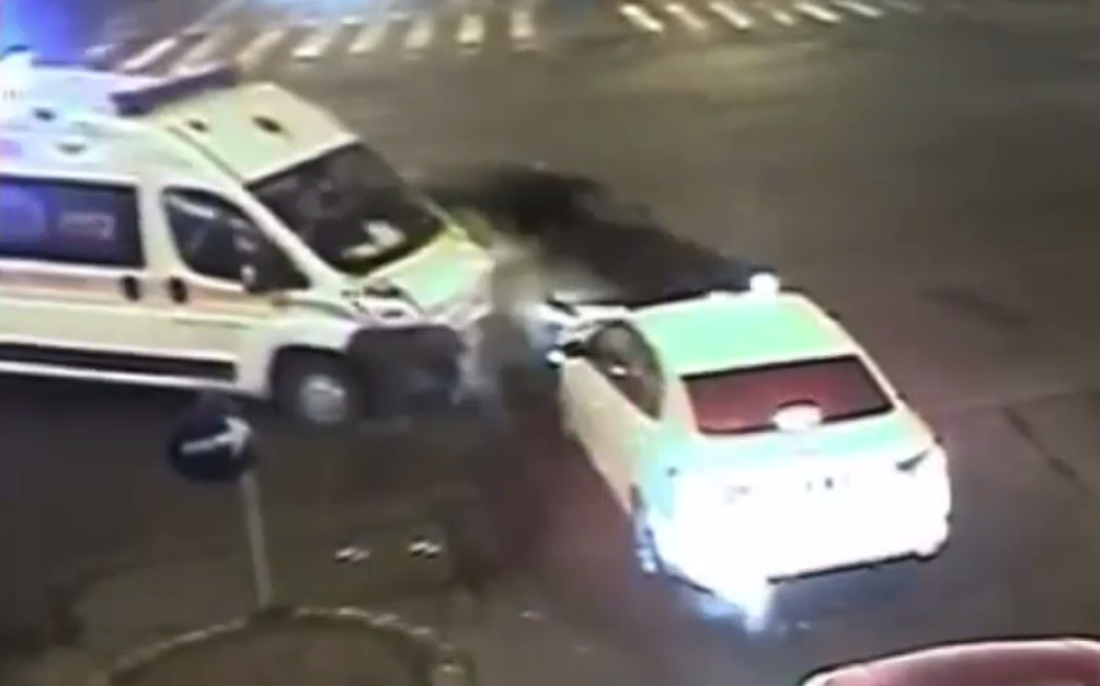 VIDEO. Ambulanță în misiune implicată într-un accident, în Timișoara